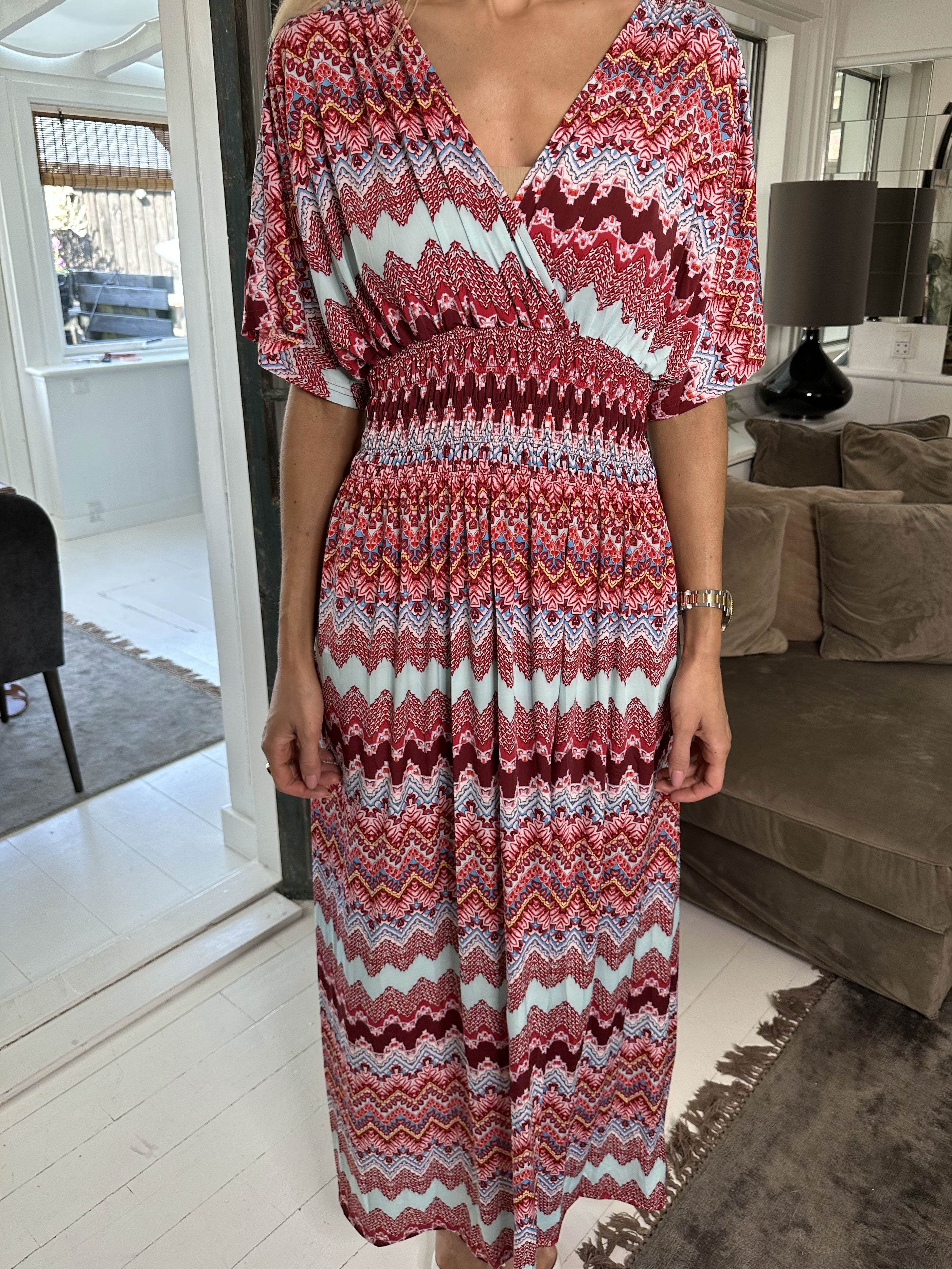 Pams Zigzag - Lang elastisk kjole i krølfrit stof